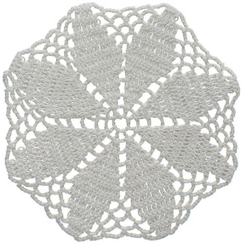 Dantel sekiz kenarlı geometrik şekilde örülmüştür. Dantelin büyük bölümü kapsayan sekiz adet baklava modeliyle süsleme yapılmıştır. Motifin kenarlarında zincir örgü tekniğiyle üçgen şeklinde seyrek dokulu desen örülmüştür.