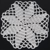 Motif dantelin iç kısmı uzun baklaca görünümlü sekiz adet yaprakla yıldız görünümlü bir model ile tamamen doldurulmuştur. Sekizgen kenar şekilli motif dantelde yıldız desenlerinin uç araları zincir örgü tekniğiyle seyrek örülerek birleştirilen üçgenlerle süslenmiştir.