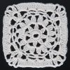 Tek motif dantelin orta bölümü ikili trabzan tekniğiyle daire şeklinde örülmüştür. Motif dantelin son sırasında ise yapılan özel köşe örme tekniğiyle şekli kare olarak tamamlanmıştır.