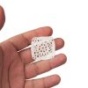 Tek motif dantelin orta bölümü ikili trabzan tekniğiyle daire şeklinde örülmüştür. Motif dantelin son sırasında ise yapılan özel köşe örme tekniğiyle şekli kare olarak tamamlanmıştır.