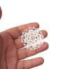 Motif  yuvarlak dantel şeklinde örülmüştür. Motifin orta bölümünde sekiz yapraklı papatya şeklinde süsleme yapılmıştır. Papatya modeline uygun asimetrik şekilde iki sıra daha desene uygun model çalışması yapılmıştır. Yuvarlak motif dış kenarda tirfil süslemeleriyle tamamlanmıştır.