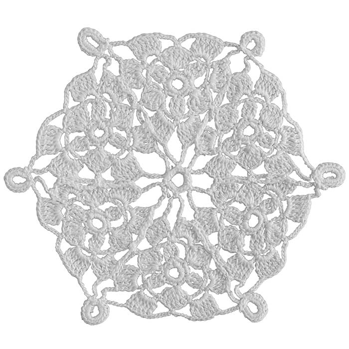 Üçgen şeklinde örülen altı adet tek motif dantel birleştirilip altıgen görünümlü grup motif dantel şeklinde farklı bir dantel çeşidi örülmüştür. Dantellerin dış kenarlarında halka şeklinde altı adet dekoratif süsleme yapılmıştır
