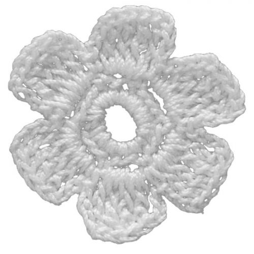 Motif dantel yuvarlak şekilde tasarlanmıştır. Dantel altı yapraklı çiçek görünümlü örülmüştür.