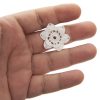 Tek motif dantel 3 boyutlu çiçek görünümlü tarzda tasarlanmıştır. Altı yapraklı örülen desenin üstüne daha küçük boyutta aynı tarza çiçek örülmüştür.