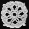 Tek Motif Dantel kare şeklinde örülmüştür. Motif Dantelin kenarları bombeli olarak tasarlanmış, köşelerinde ise küçük tirfilerle süslemeler yapılmıştır.