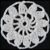 Tek motif dantel yuvarlak tarzda örülmüştür. Motif dantelin dış kenarında yapılan oniki adet dekoratif dilimli süslemeler birbirine zincirlerle bağlanmıştır..
