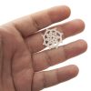 Tek motif dantel yuvarlak şekilde örülmüştür. Motif dantelin çevresine sekiz dilimli süslemeler ile uçlarına tirfil süslemeleri yapılmıştır.