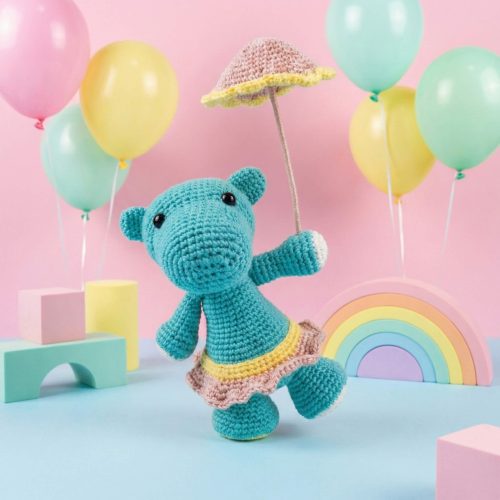 Çocuk odası için el örgüsü şemsiyeli su aygırı figürü detay görünümü